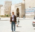 Robby vor dem Stadttor von Sfax